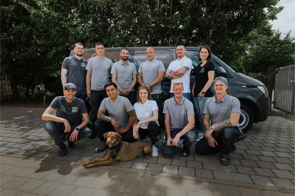 Photovoltaik Monteure Teamfoto in Neuburg